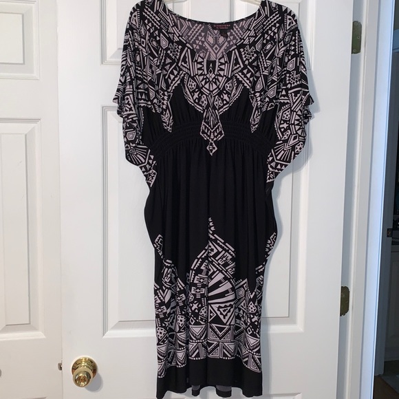 Black /White Flutter Sleeve Dress - Picture 1 of 2